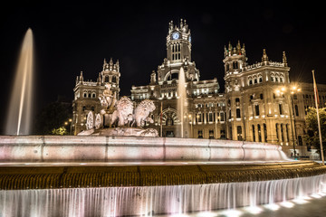 Fototapeta premium night photograpy of Cybele Palace and fountain in the foreground madrid
