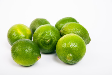 Limas frescas aisladas sobre fondo blanco