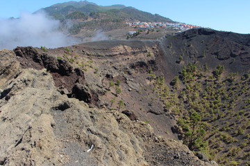 Crater del volcán de San Antonio en La Palma