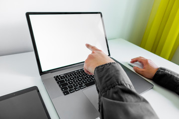 laptop komputer klawiatura dłonie pisanie na klawiaturze - obrazy, fototapety, plakaty