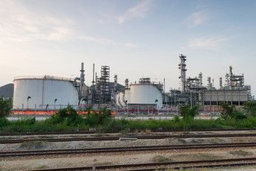 Obraz premium Oil Refinery factory in evening, Petroleum, petrochemical plant