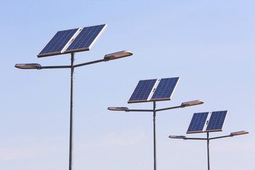 Obraz premium street lamp post with solar panel energy (against blue sky background)