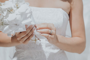 Obraz na płótnie Canvas bride holding bouquet in hands beautiful white