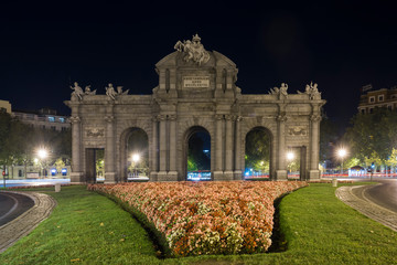 Obraz premium Fotografía Nocturna de la Puerta de Alcalá de Madrid