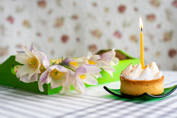 Obraz na płótnie Canvas Delicate white flowers and cake with white cream