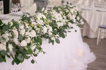 Obraz na płótnie Canvas Main table at a wedding reception with beautiful flowers