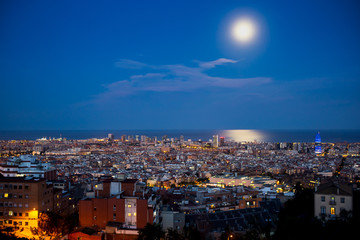 Barcelona iluminada una noche de Primavera, con luna llena, la tranquilidad de la ciudad