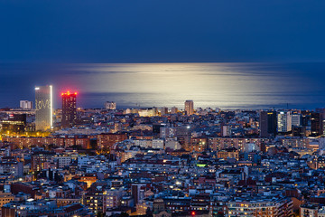 Barcelona iluminada una noche de Primavera, con luna llena, la tranquilidad de la ciudad