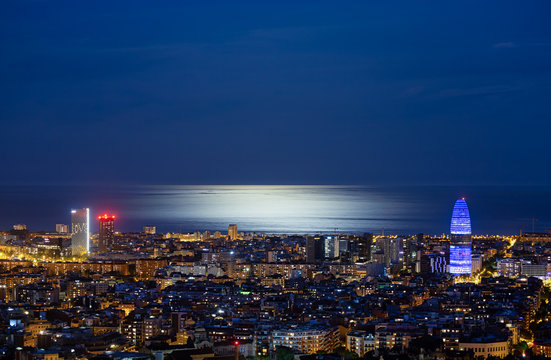 Barcelona Iluminada por la choche, vista desde el parque del Guinardo, con mensajes de amor en los edificios, mensajes de post confinamiento