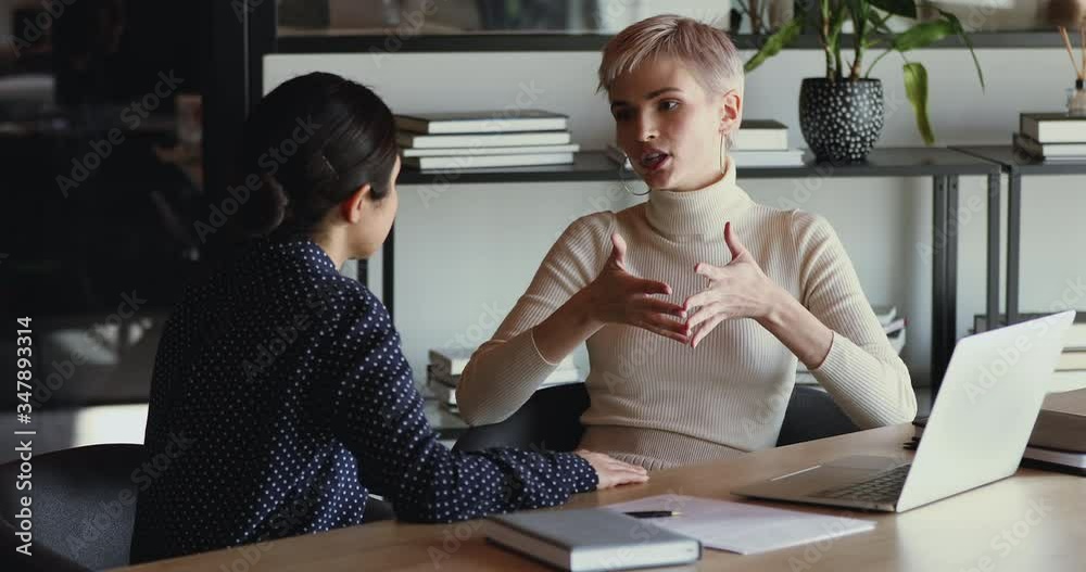 Poster Confident professional female mentor training employee in office. Serious businesswoman manager talking to client, consulting customer explaining insurance benefits. Coaching, business advice concept