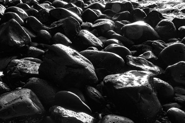 Obraz premium pebble stone beach in morning light