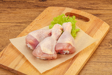 Raw chicken drumsticks for cooking
