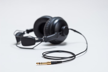 Obraz na płótnie Canvas hi-fi headphones on white background 