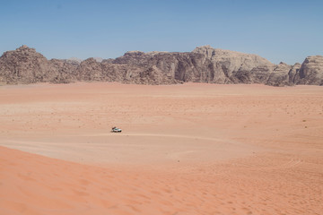 Coche en el desierto