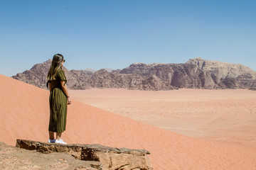 Mujer joven en el desierto