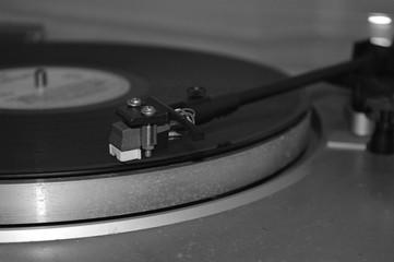 vecchio giradischi con disco in vinile