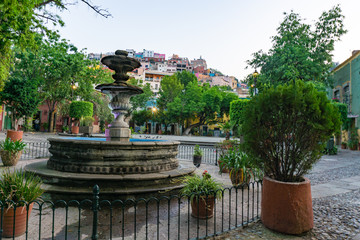 Allá en la fuente había un chorrito