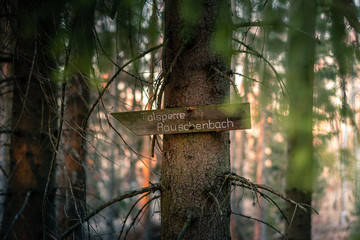 Schild am Wanderweg im Wald