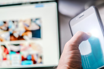 Eine Hand hält ein Mobiltelefon