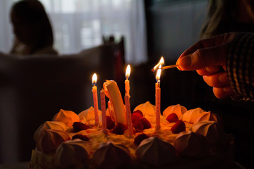 Płonące świeczki na urodzinowym torcie