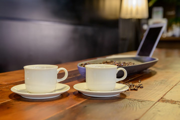 コーヒーと珈琲豆とノートパソコン　カフェのイメージ