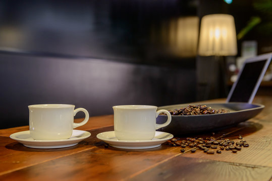 コーヒーと珈琲豆とノートパソコン　カフェのイメージ