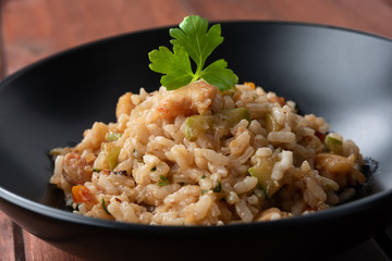 Piatto di risotto con gamberetti e zucchine