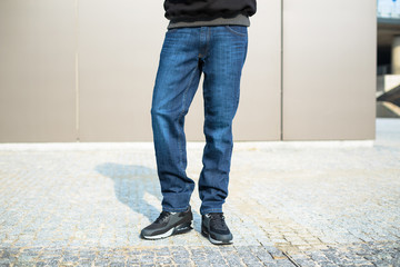 Spodnie męskie jeansowe, dżinsy niebieskie zbliżenie. - obrazy, fototapety, plakaty