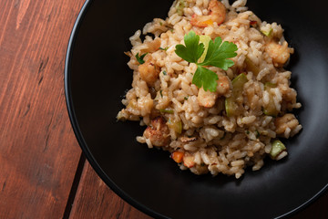 Piatto di risotto con gamberetti e zucchine