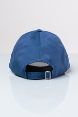 Czapka materiałowa z daszkiem, na jasnym wyizolowanym tle. © insomniafoto