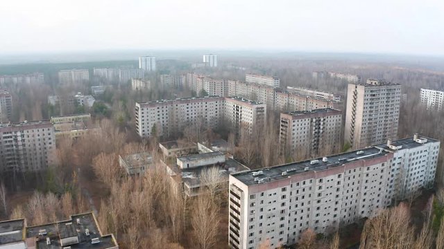 Vuelo sobre edificios abandonados en Pripyat, Chernobil. Zona de exclusi&oacute;n