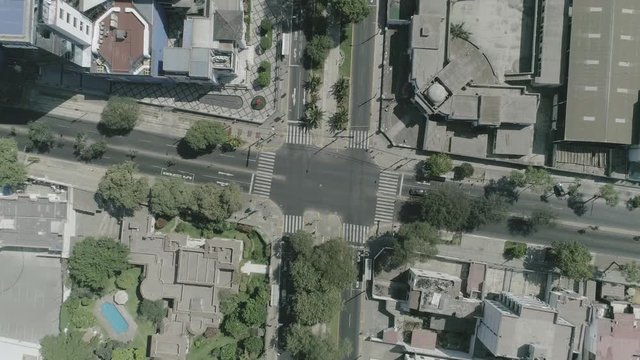C&aacute;mara en senital y drone va hac&iacute;a arriba. Se aprecia un cruce de calles en Miraflores, s&oacute;lo, vac&iacute;o por la Pandemia del Corona Virus. 