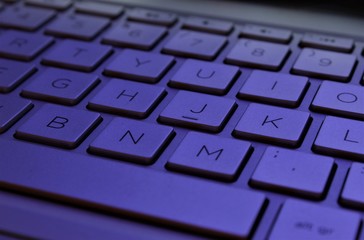 Teclado moderno en luz índigo 