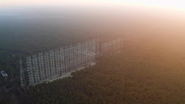 Vuelo con drone sobre la antena Duga 3 en Chernobyl, zona de exclusi&oacute;n. Bosque con atardecer