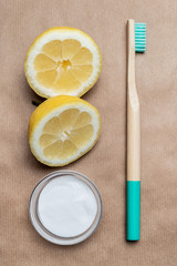 Limpieza ecol&oacute;gica de dientes, cepillo de dientes de bamboo y lim&oacute;n