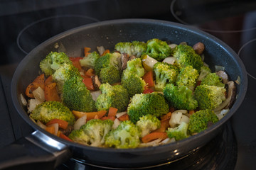 Frische Gemüsepfanne mit Brokkoli und Paprika, vegetarisch, vegan, Produktbild, low carb