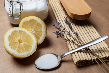 Limpieza ecológica del hogar con limón, bicarbonato y lavanda