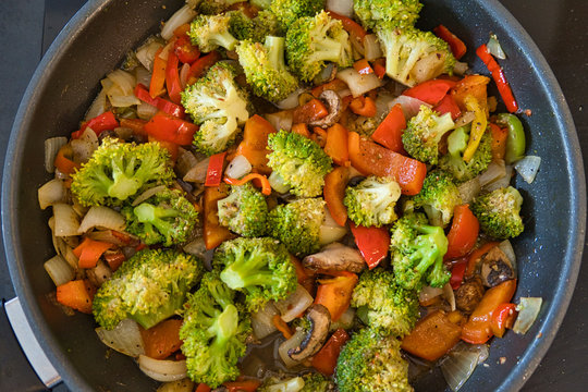 Frische Gem&uuml;sepfanne mit Brokkoli und Paprika, vegetarisch, vegan, Produktbild, low carb