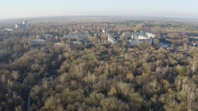 Vuelo sobre edificios abandonados en Pripyat, Chernobil. Zona de exclusi&oacute;n
