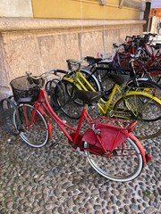 Fototapeta na wymiar biciclette città parcheggio 