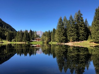 Fototapeta na wymiar lago di montagna alta montagna 