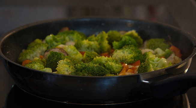Frische Gem&uuml;sepfanne mit Brokkoli und Paprika, vegetarisch, vegan, Produktbild, low carb