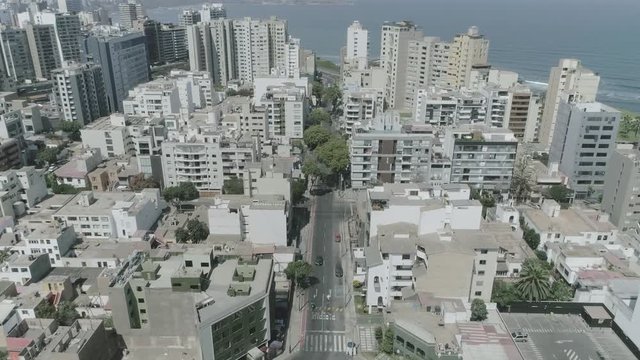 Toma a&eacute;rea de drone por avenida vac&iacute;a en Miraflores con direcci&oacute;n al mar. Las calles est&aacute;n vac&iacute;as y solas debido a la pandemia del Corona Virus