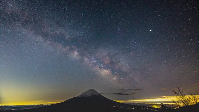 富士山と青木ヶ原樹海上空の天の川、精進湖パノラマ台、標高約1300mより