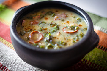 Caldo verde caseiro na panela de barro.