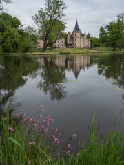Fototapeta na wymiar Schlossteich und Schloss Burgkemnitz mit Spiegelung