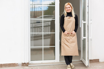 Obraz premium Portrait of beautiful caucasian girl self-employed in flower shop, smiling and looking at camera. Horizontal shape, waist up