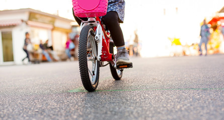 Cute child girl on Bicycle. Junges Mädchen auf Fahrrad. Fahrrad fahren lernen ohne Stützräder....