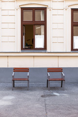 Zwei leere Sessel mit Abstand. Two lonely chairs in the street. Social distancing in public area. Soziale Distanz im öffentlichen Raum.