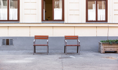 Social distancing in public area. Soziale Distanz im öffentlichen Raum. Zwei leere Sessel mit...